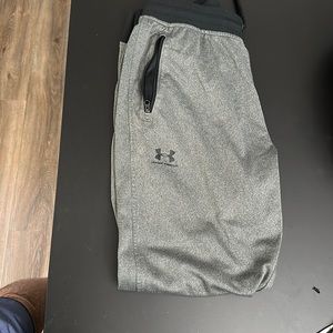 Men’s medium order armour loose jogger gray / black